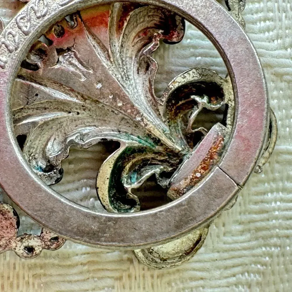 Acanthus Pot Metal Signed Scarf Clip Floral 1970’s Silver Color Steelcut Style